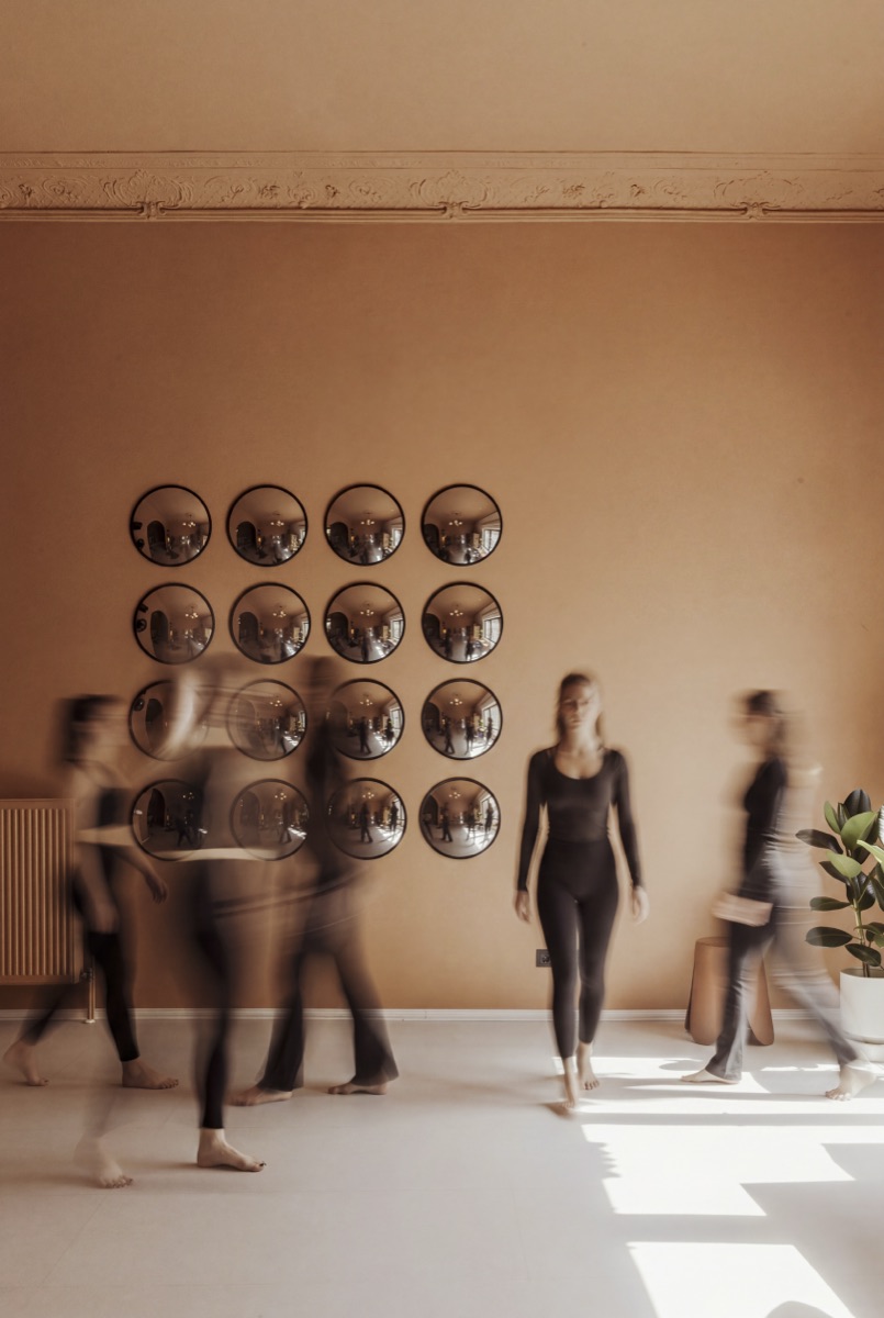 Members arriving and moving through the studio in Prenzlauer Berg